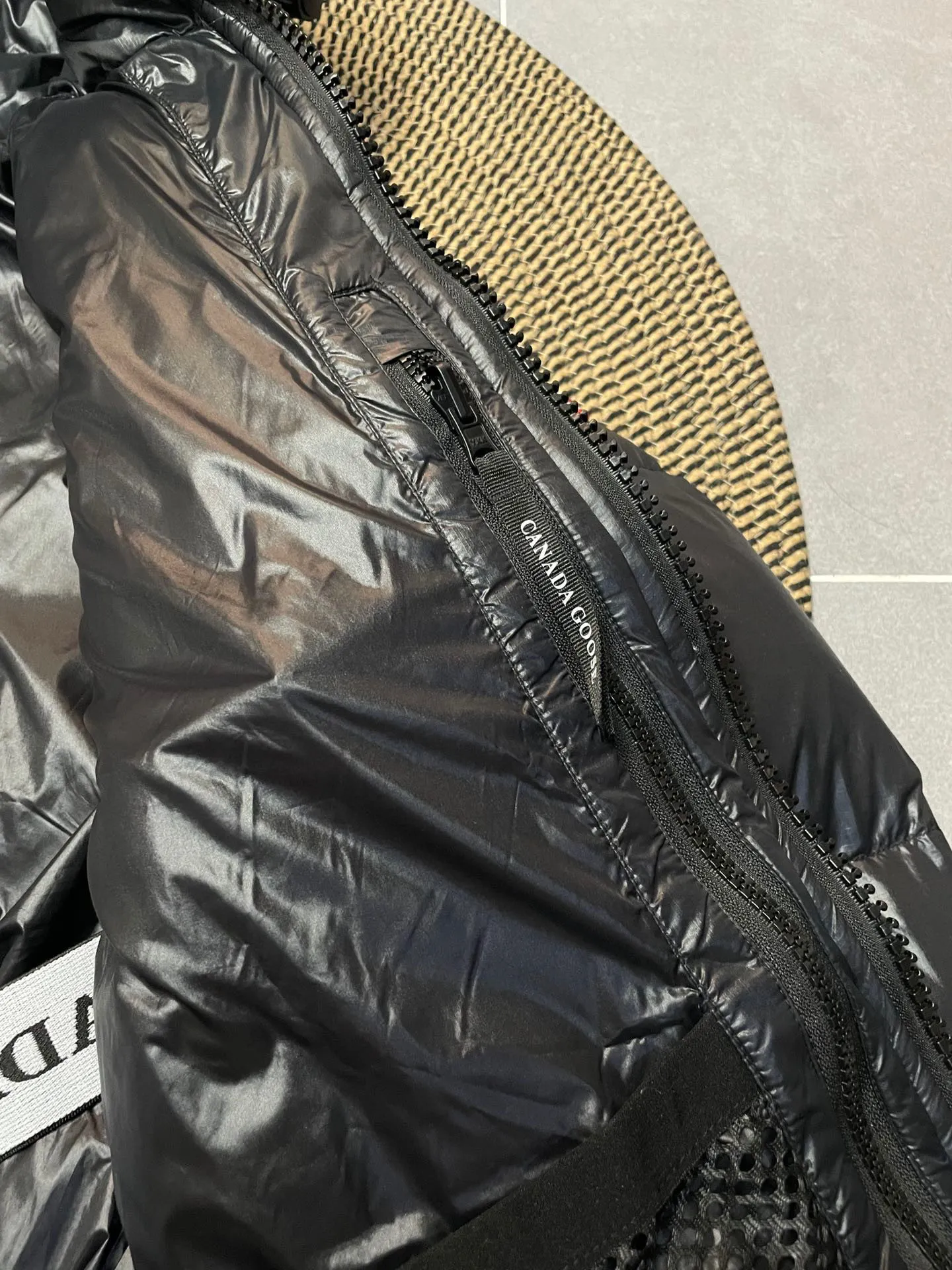 P780 Black Red Label Top Version 𝘾𝘼𝙉𝘼𝘿𝘼 𝙂𝙊𝙊𝙎𝙀/Canada Goose 2023 Limited New Crofton Puff Down Jacket Pure Guangzhou Inspection 95 White Duck Down Filling‼  Top version, ceiling level‼ Crofton soft bread, the latest style in 2023, has a cold protection effect of up to level 4. It is made of recycled Feather-Light tear-resistant fabric. It is ultra-light and has no weight on the upper body at all! The unique black label highlights your temperament‼  Canada Goose, a Canadian brand, has always been recognized as the warmest down jacket. Various Instagram celebrities, Internet celebrities, and celebrities often wear it for street photos. I do Canada Goose every year, but I still can’t get rid of my love for geese. No matter how cold the winter is, there is no need to be afraid, because there are geese! Filled with 80% white duck down, Canada Goose is the legendary warmest down jacket and is known as a must-have for Arctic outdoor sports! The most popular down jacket in the world, celebrities are rushing to buy it, it is a must-have! Same style for men and women Size: S-XXL